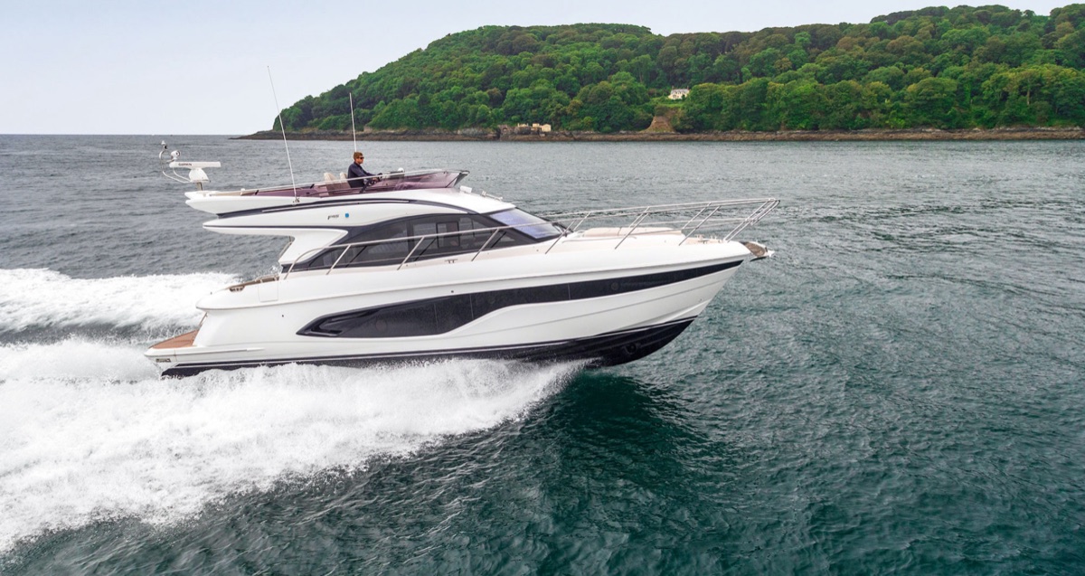 Açık denizde seyreden Princess motor yat